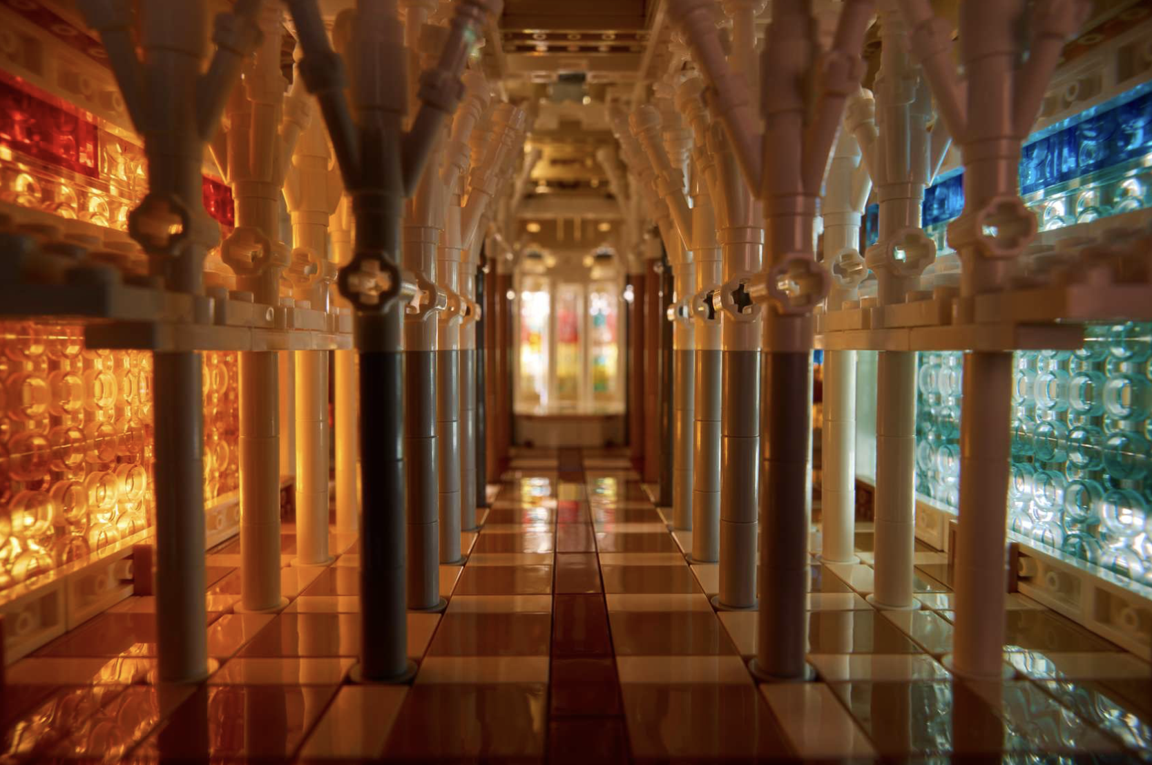 Конструктор LEGO Architecture Sagrada Família внутри.